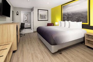 Quarto, 1 cama King, acessível, para não fumantes (Mobility, Bathtub W/grab Bars) | Ferros/tábuas de passar roupa, Wi-Fi de cortesia, roupa de cama