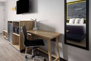 Quarto, 2 camas Queen, para não fumantes | Ferros/tábuas de passar roupa, Wi-Fi de cortesia, roupa de cama