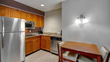 Geladeira, micro-ondas, cooktop, lava-louças