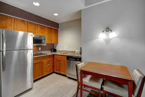 Fridge, microwave, stovetop, dishwasher - Residence Inn by Marriott Morgantown Medical Center Area (Morgantown)