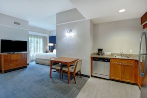 Premium bedding, desk, laptop workspace, iron/ironing board - Residence Inn by Marriott Morgantown Medical Center Area (Morgantown)