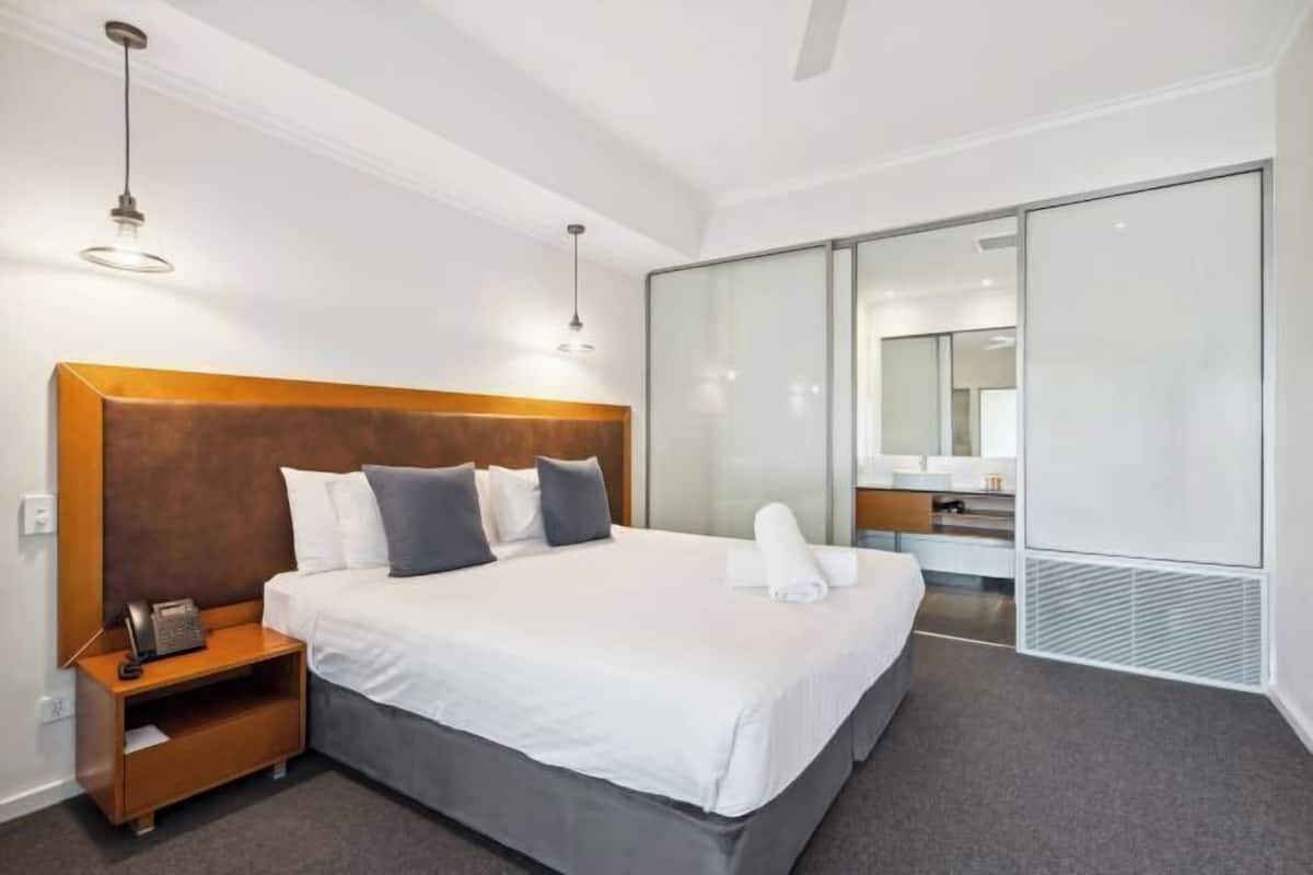 2 bedrooms, in-room safe, desk, iron/ironing board
