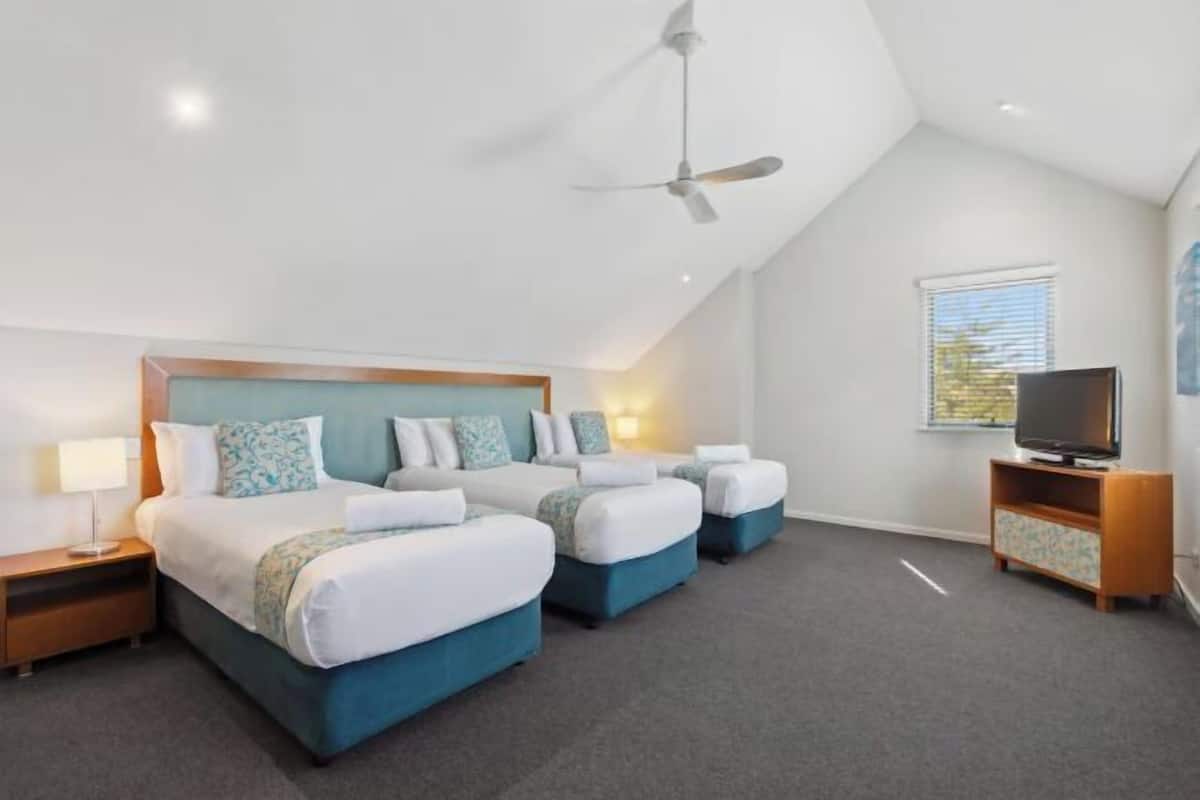 2 bedrooms, in-room safe, desk, iron/ironing board