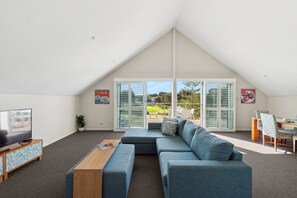 Villa, 2 soverom, parkutsikt | Oppholdsområde | LCD-TV, premierefilmer og strømmetjenester