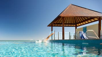 Piscine extérieure, parasols de plage, chaises longues