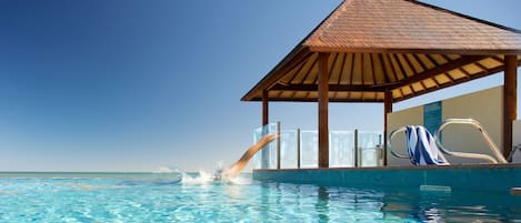 Piscine extérieure, parasols de plage, chaises longues