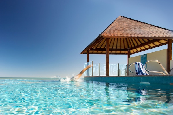 Piscine extérieure, parasols, chaises longues