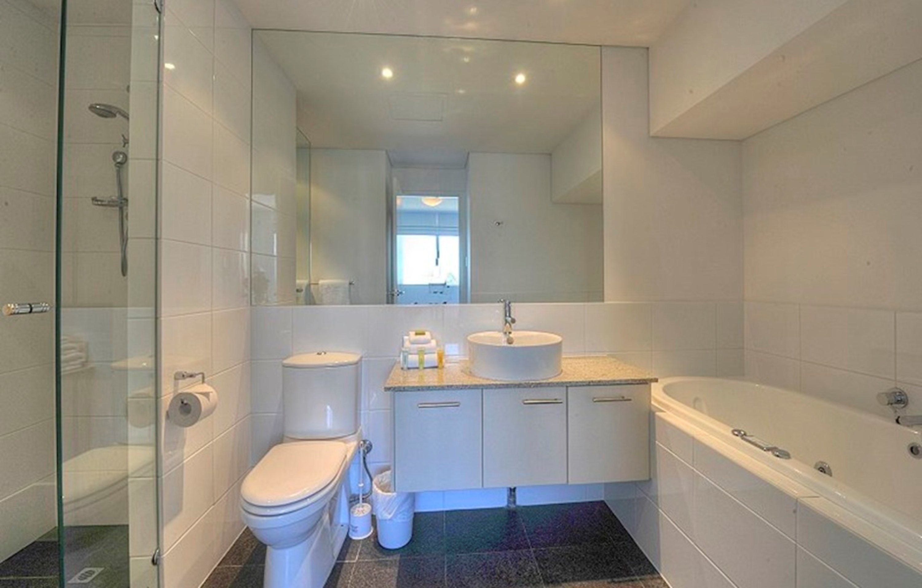 Un baño moderno con inodoro, lavabo y bañera.