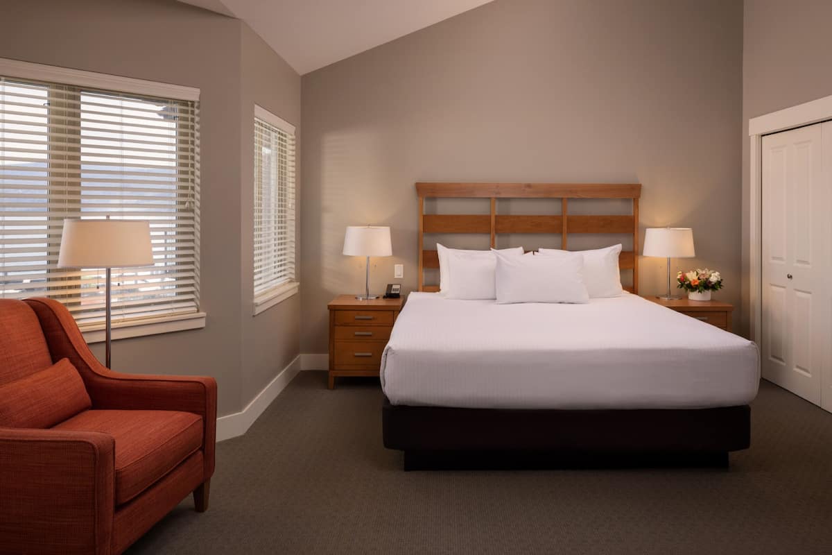 Suite, 1 chambre, vue lac | 2 chambres, literie de qualité supérieure, surmatelas
