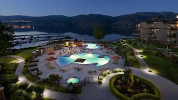 Una piscina al aire libre de temporada, sombrillas