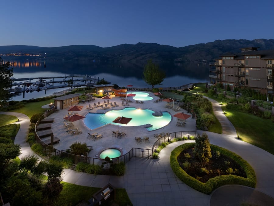Piscine extérieure (ouverte en saison), parasols de plage