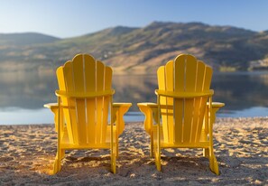 Basic Single Room, 1 Queen Bed | Premium bedding, individually furnished, free WiFi, bed sheets - The Cove Lakeside Resort (West Kelowna)