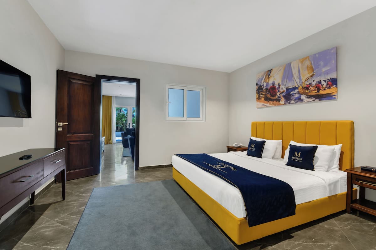 Patio Suite Pool View | Sábanas de algodón egipcio, ropa de cama de alta calidad y minibar