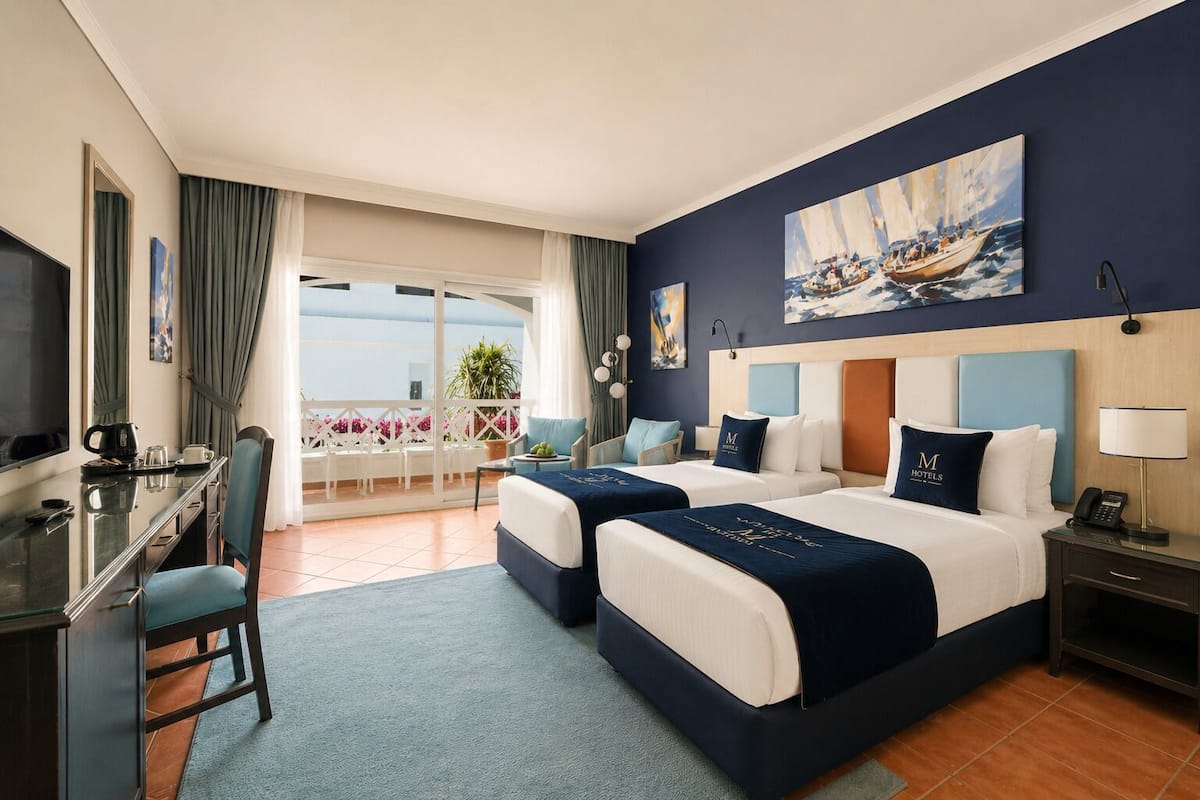 Phòng đôi hoặc 2 giường đơn phong cách cổ điển (Pool / Garden View) | Bộ trải giường bằng vải cotton Ai Cập, bộ đồ giường cao cấp, minibar 