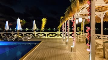 Facciata della struttura - sera/notte