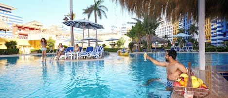9 piscines extérieures, parasols de plage, chaises longues