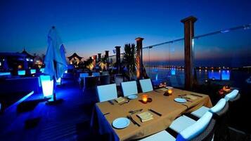 2 bars/lounges, cocktailbar, cocktailbar, cocktailbar