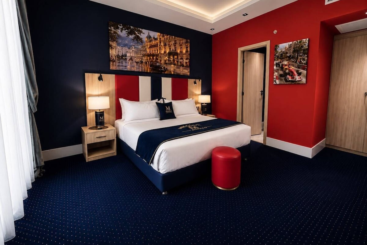 Monte Carlo Suite | Sábanas de algodón egipcio, ropa de cama de alta calidad y minibar
