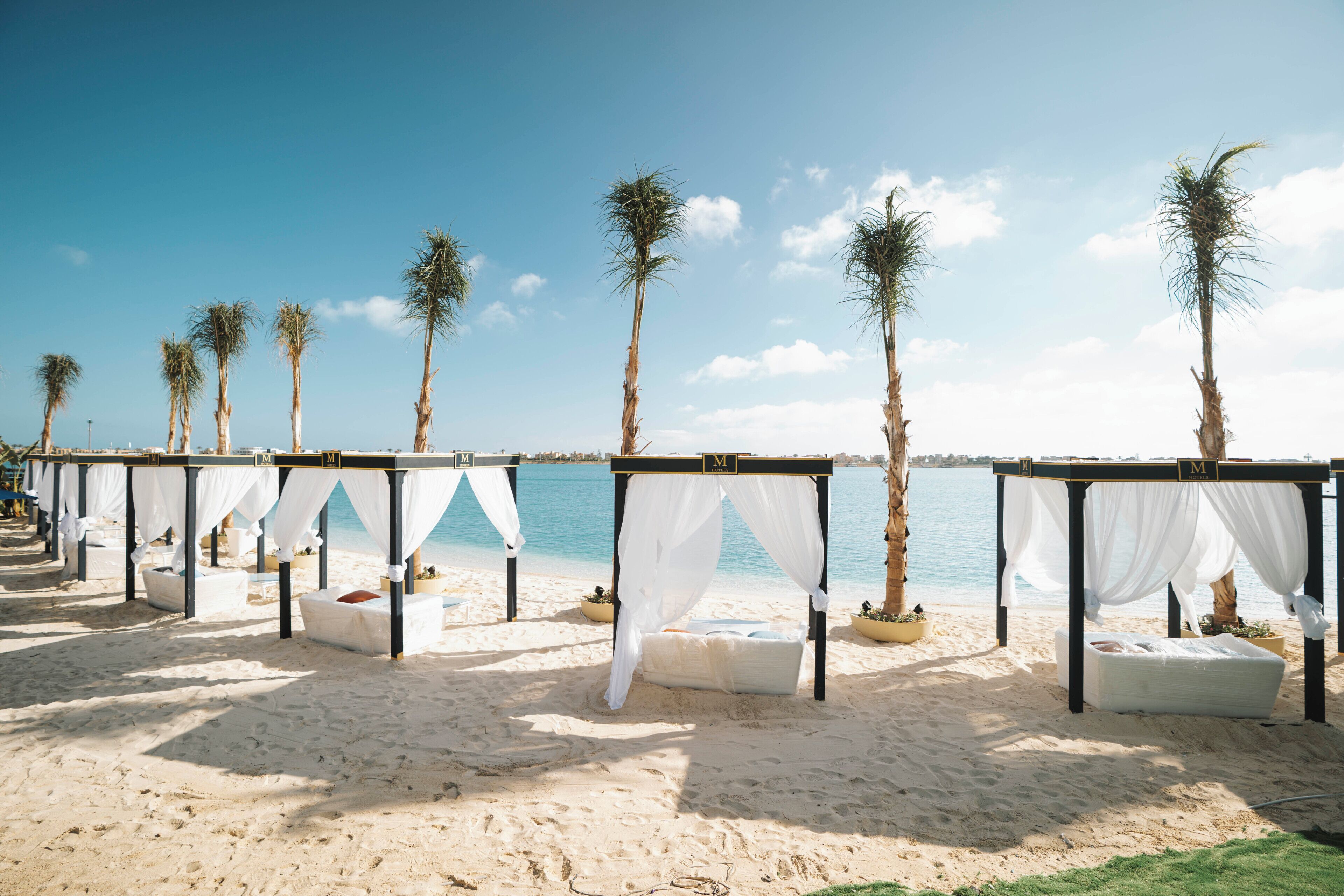Een privéstrand, wit zand, parasols, motorbootverhuur