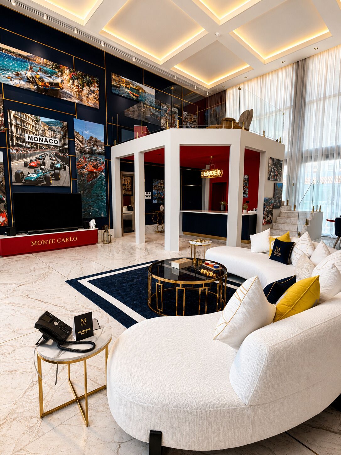 Un salon moderne avec un canapé blanc, une table basse ronde et un mur d’accent rouge.