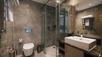 Familienzimmer, Meerblick | Badezimmer | Duschwanne, kostenlose Toilettenartikel, Haartrockner, Bademäntel