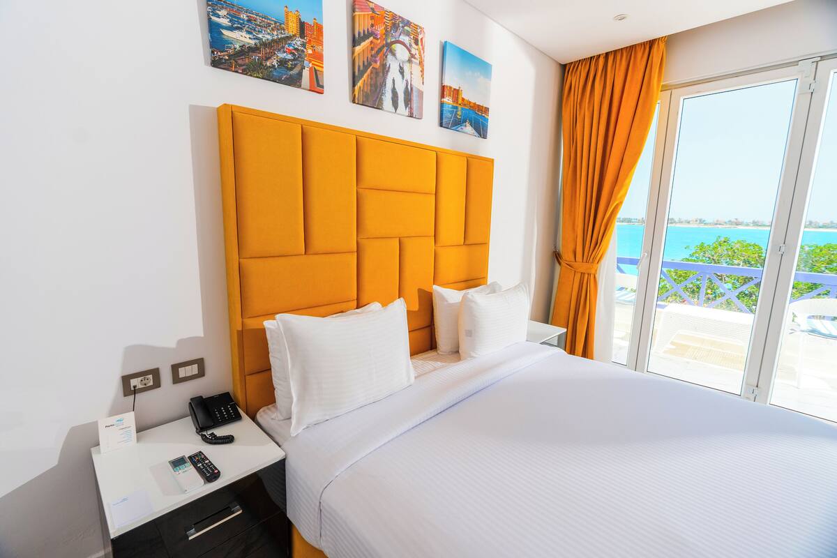 Executive Suite, 1 King Bed, Sea View | Egyptian cotton sheets, premium bedding, minibar, in-room safe