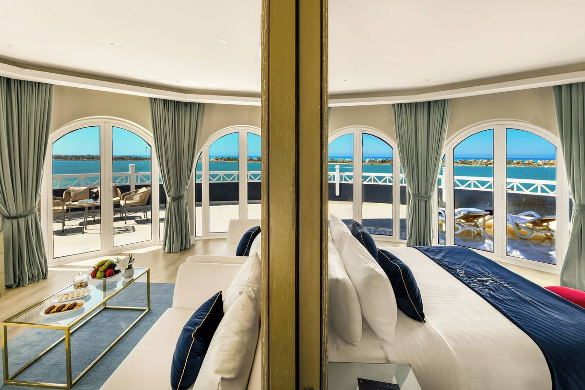 Panorama Sea View Suite | Bộ trải giường bằng vải cotton Ai Cập, bộ đồ giường cao cấp, minibar 