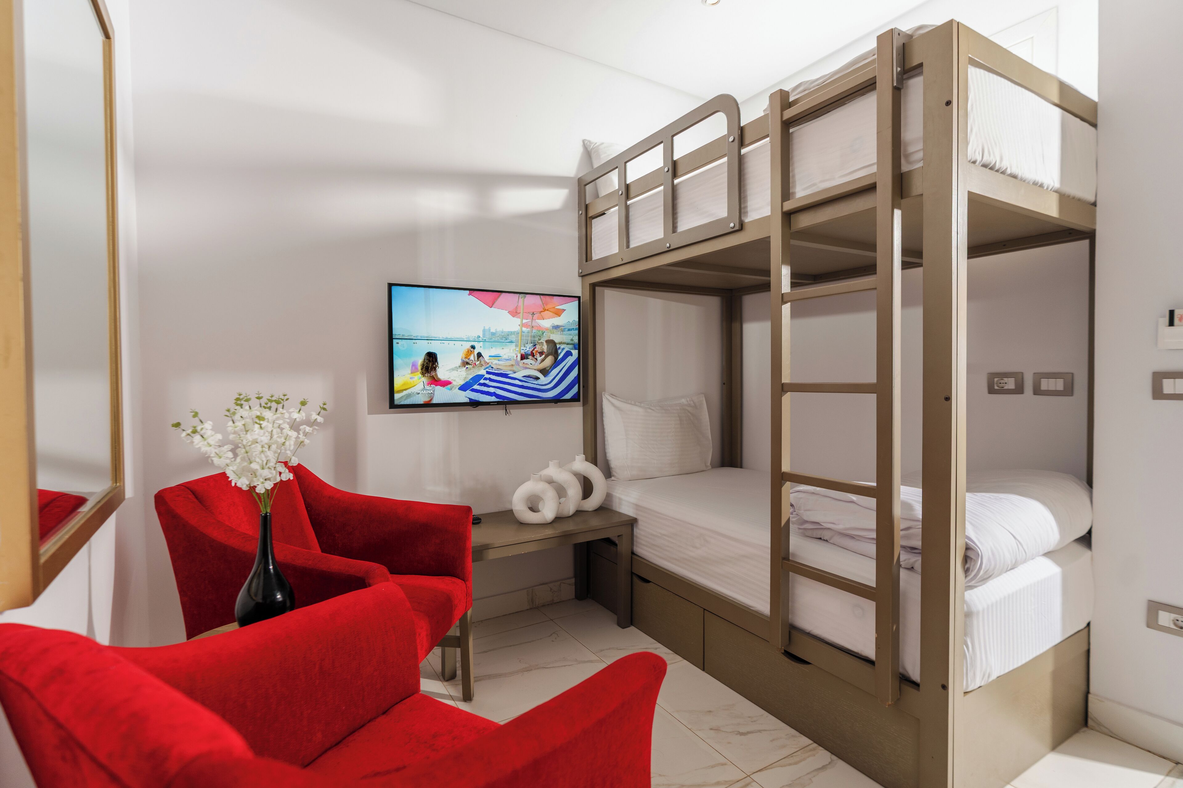 Habitación familiar, vista a la alberca | Sábanas de algodón egipcio, ropa de cama de alta calidad y minibar 
