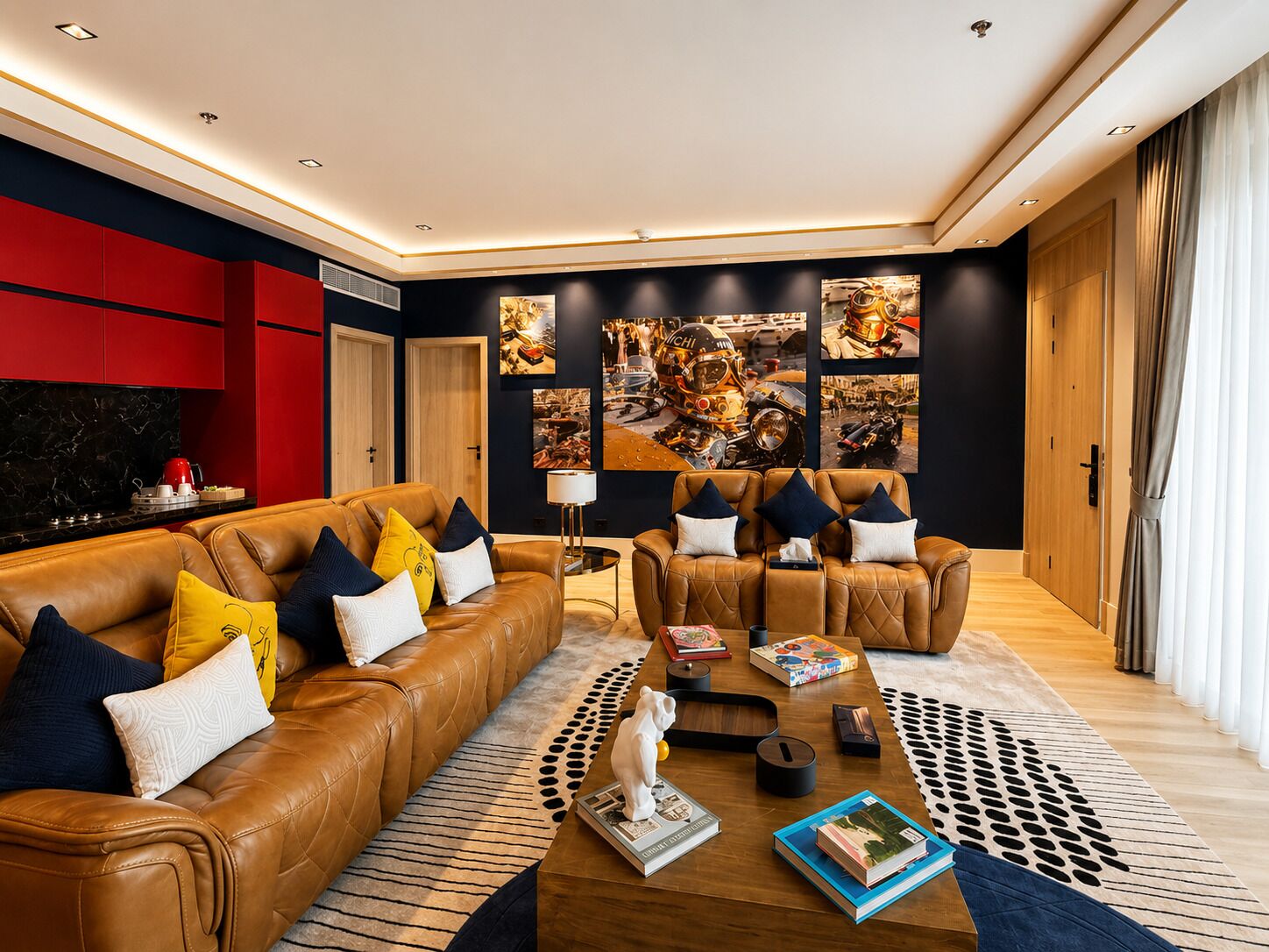 Een moderne woonkamer met leren banken, een salontafel en een muur versierd met motorfiets kunst.