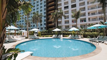 9 piscinas al aire libre (de 09:00 a 17:00), sombrillas, tumbonas