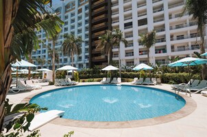 9 piscinas al aire libre, sombrillas, sillones reclinables de piscina