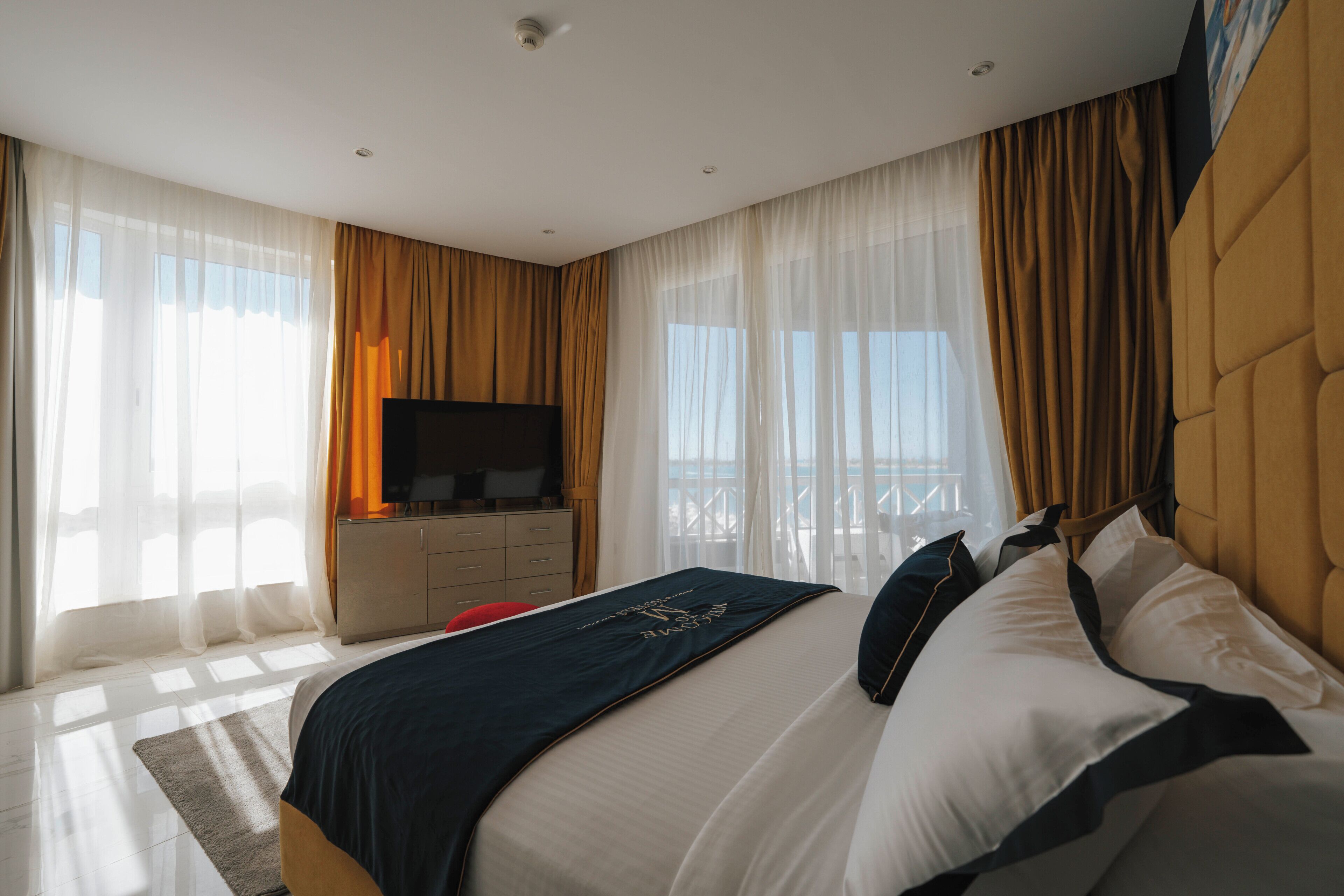 Suite junior, vista al mar | Sábanas de algodón egipcio, ropa de cama de alta calidad y minibar 