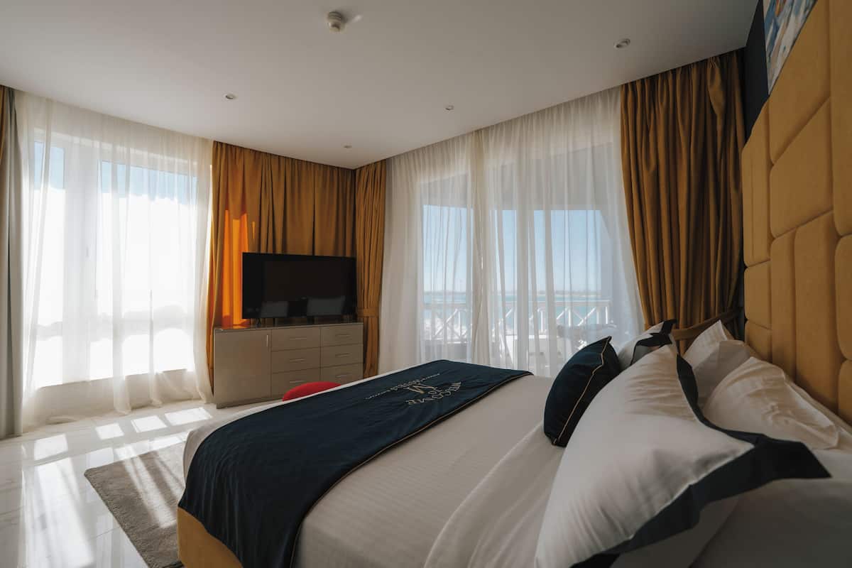 Suite junior, vista al mar | Sábanas de algodón egipcio, ropa de cama de alta calidad y minibar