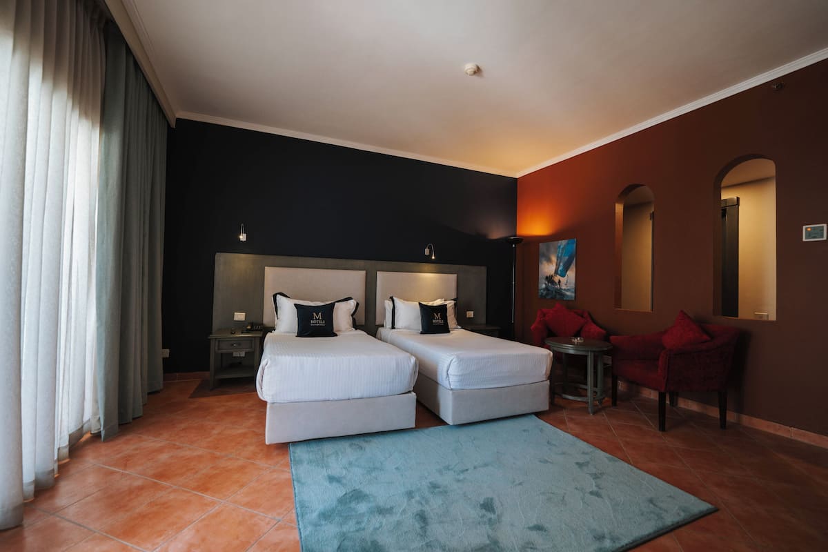 Superior Double or Twin Room Pool View | Bộ trải giường bằng vải cotton Ai Cập, bộ đồ giường cao cấp, minibar 