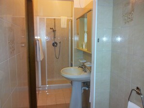Shower, rainfall showerhead, free toiletries, hair dryer - Hotel Imperial (Turin)
