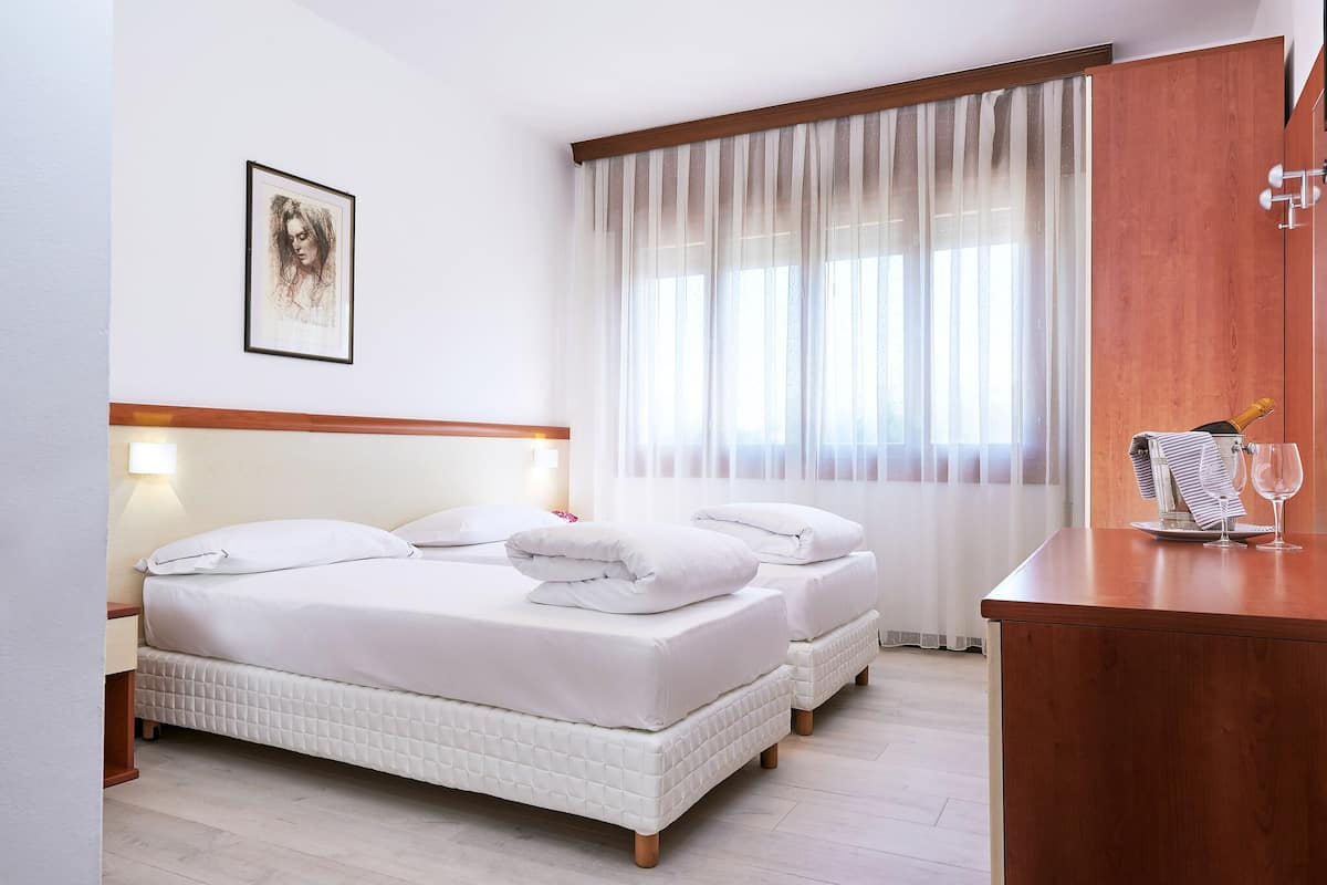 Premium bedding, desk, WiFi (free), bed sheets