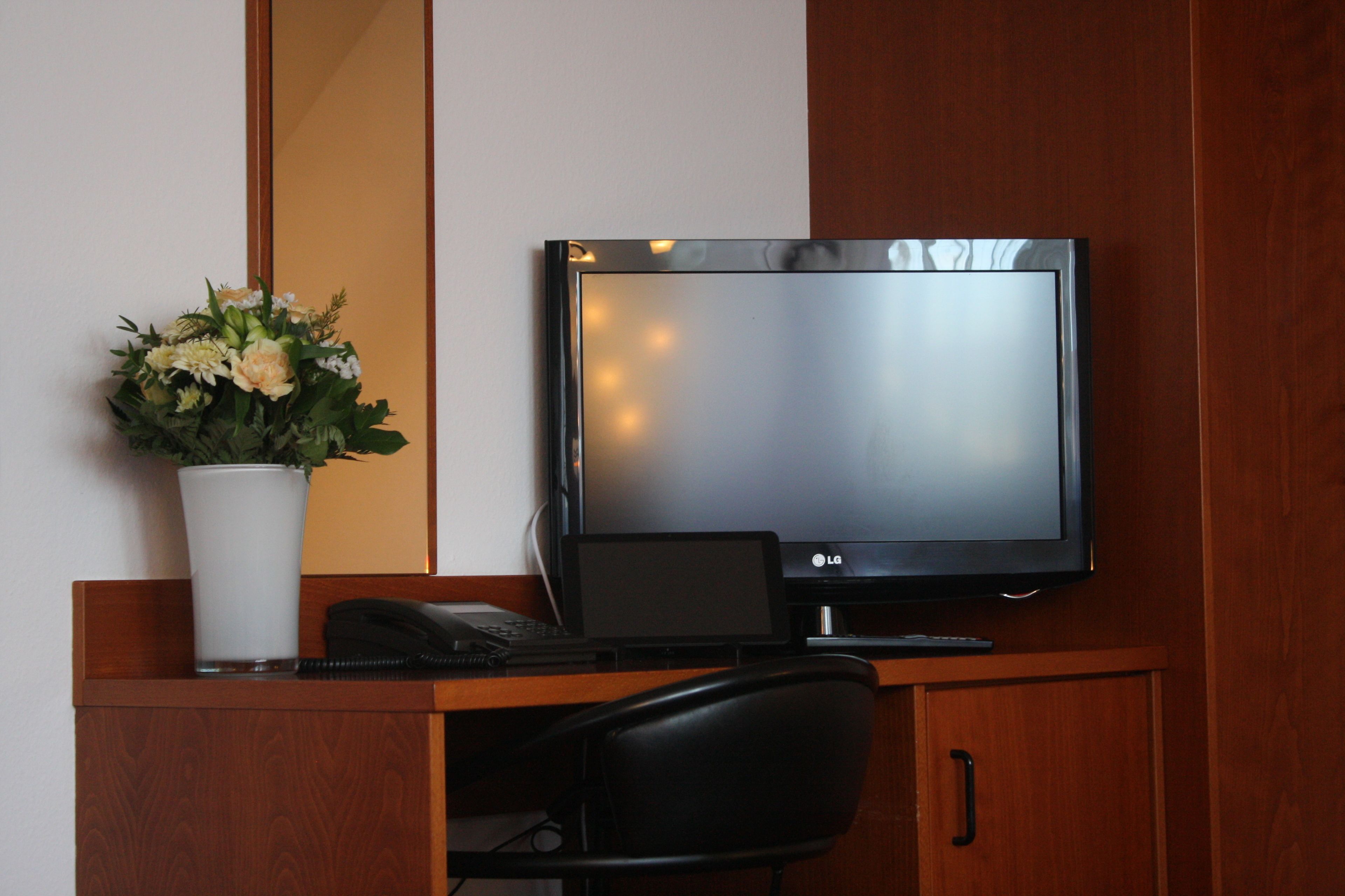 comfort suite | living room | 66-inch tv with satellite channels