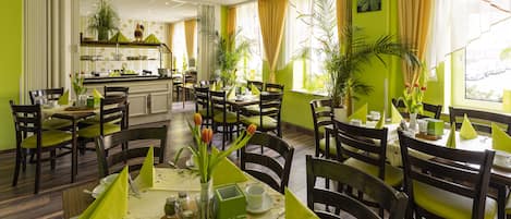 Desayuno buffet (EUR 14 por persona)