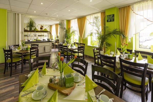 Sarapan prasmanan setiap hari (EUR 14 per orang)