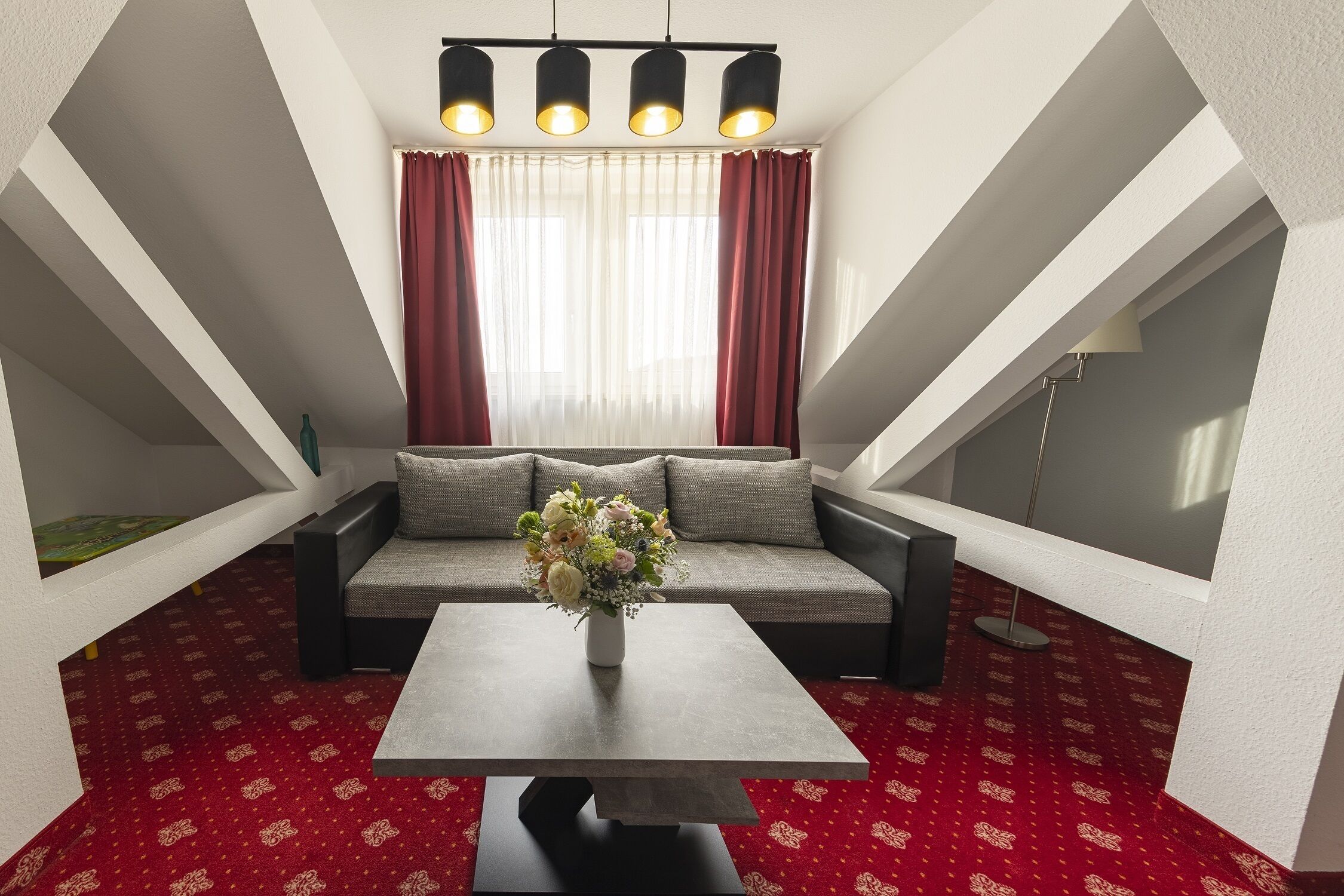 Standard-Suite | Wohnbereich | 66-Zoll-Fernseher mit Satellitenempfang, Arbeitsbereiche