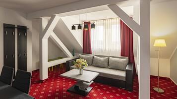 Una sala de estar moderna con un sofá, una mesa de centro con un jarrón, una alfombra roja estampada y una escalera.