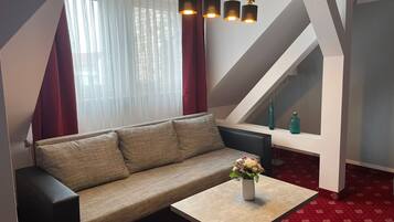 Standard-Suite | Wohnbereich | 66-Zoll-Fernseher mit Satellitenempfang, Arbeitsbereiche