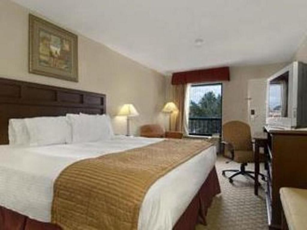 Premium bedding, desk, iron/ironing board, free cots/infant beds