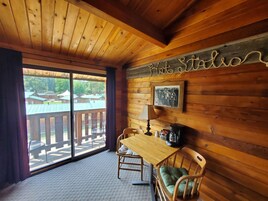 Standardværelse - 1 queensize-seng | Opholdsområde | Tv