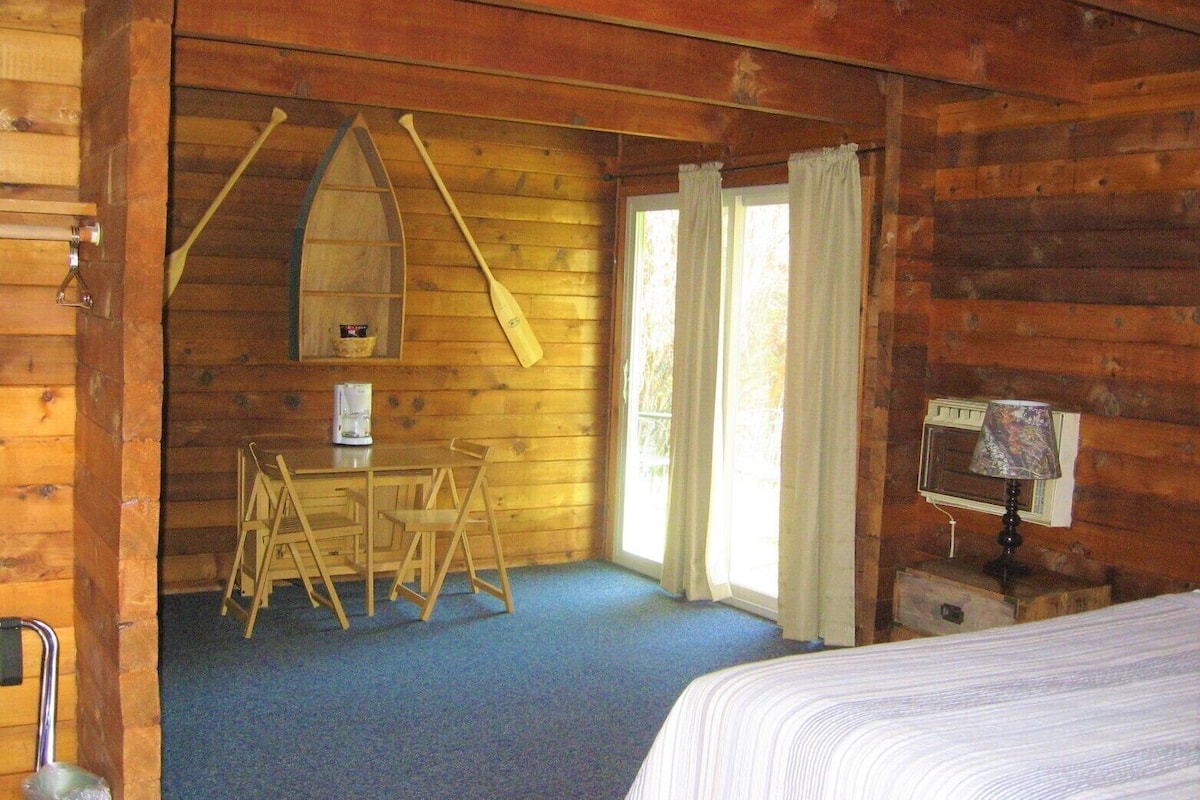 Standard Room, 1 Queen Bed, River View | Free WiFi, bed sheets