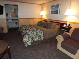 Habitación, 1 cama de matrimonio grande | Escritorio, tabla de planchar con plancha, wifi gratis y ropa de cama