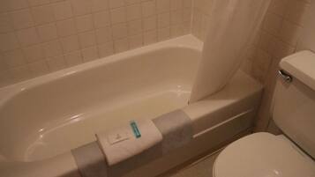 Combined shower/bathtub, free toiletries, towels