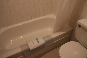 Combined shower/bathtub, free toiletries, towels