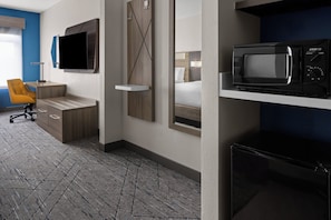 Desk, iron/ironing board, free WiFi, bed sheets - Holiday Inn Express Syracuse Fairgrounds by IHG (Syracuse)