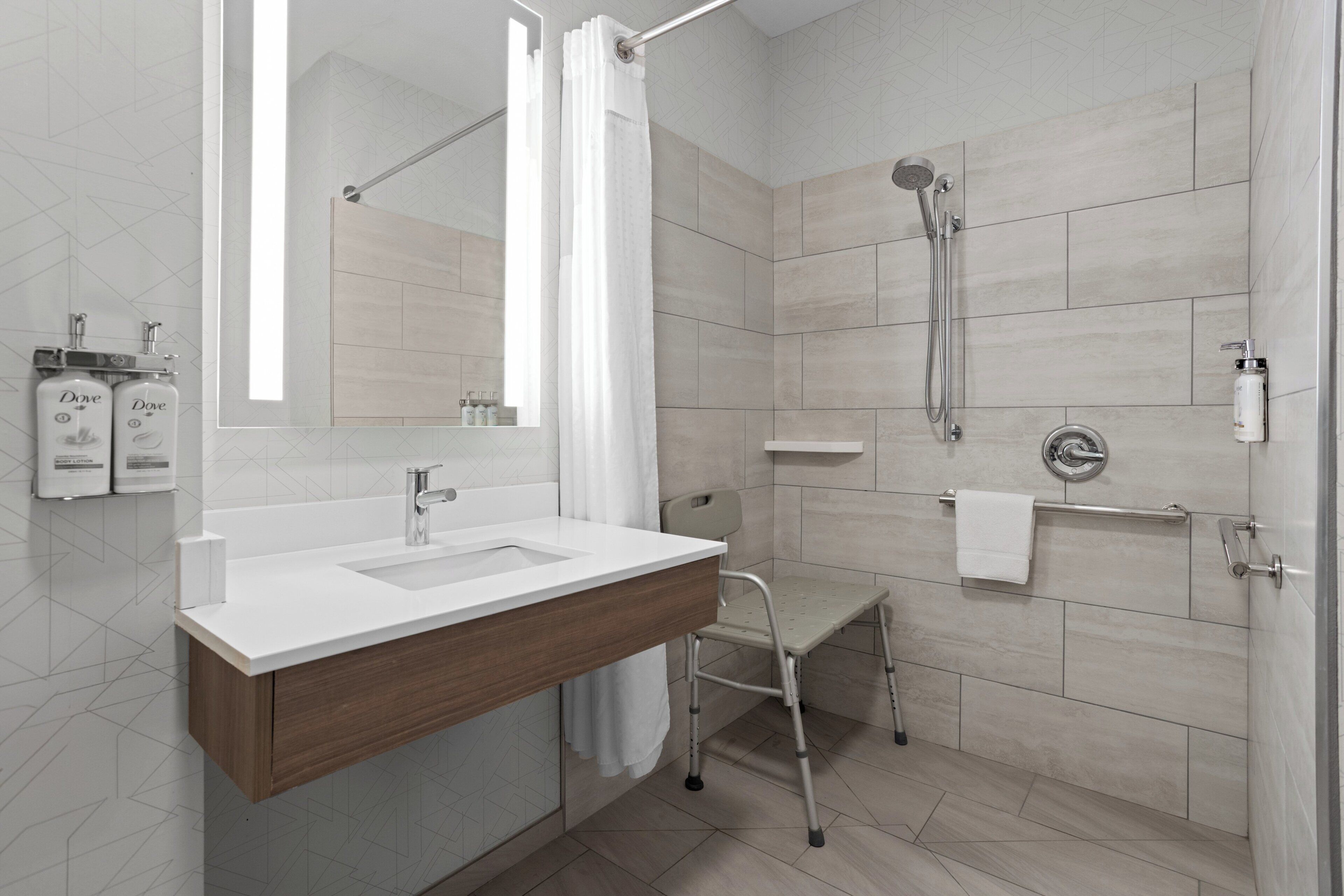 Habitación estándar, 1 cama King size, con acceso para personas discapacitadas (Mobil Roll Shwr) | Caja de seguridad en la habitación y escritorio 